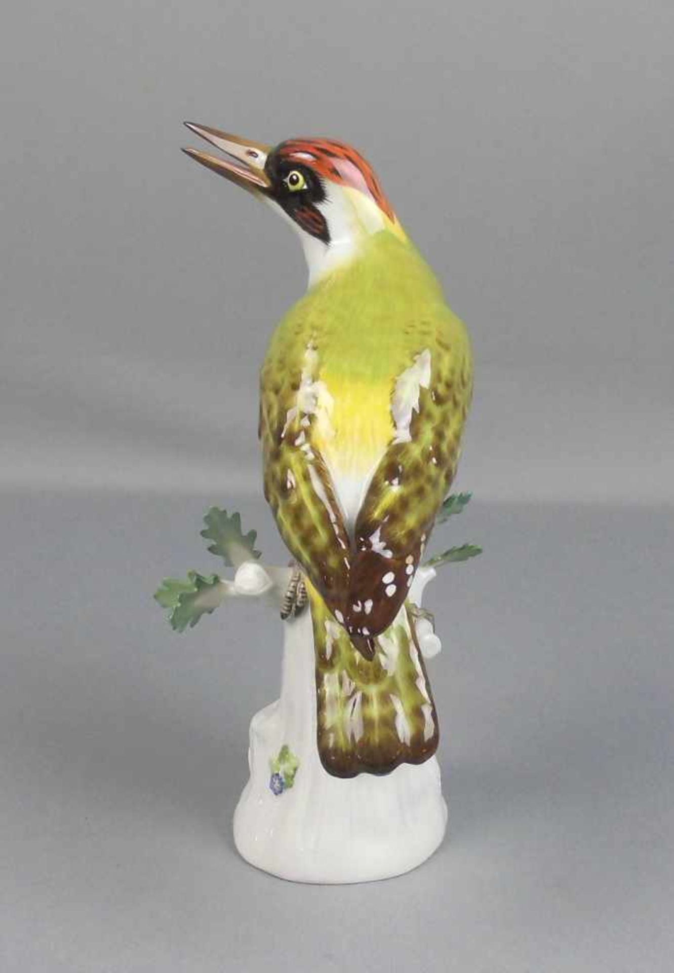 PORZELLANFIGUR "Grünspecht" / porcelain figure, Manufaktur Meissen, unterglasurblaue Schwertermarke, - Bild 2 aus 6