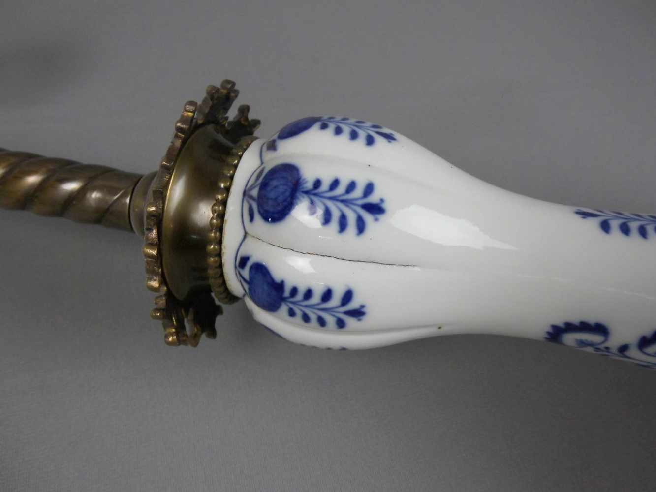 MEISSEN LAMPE / TISCHLAMPE mit Vasenfuß und Metallmonturen. Meissen-Vase in Kalebassenform als - Image 4 of 5