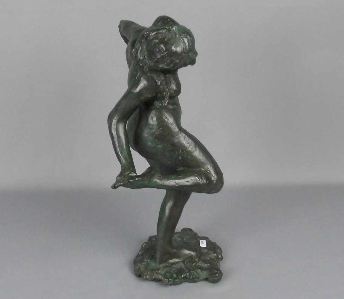 DEGAS, EDGAR (1834-1917), Skulptur / sculpture: "Tänzerin, ihre rechte Fußsohle betrachtend", auf - Image 4 of 4