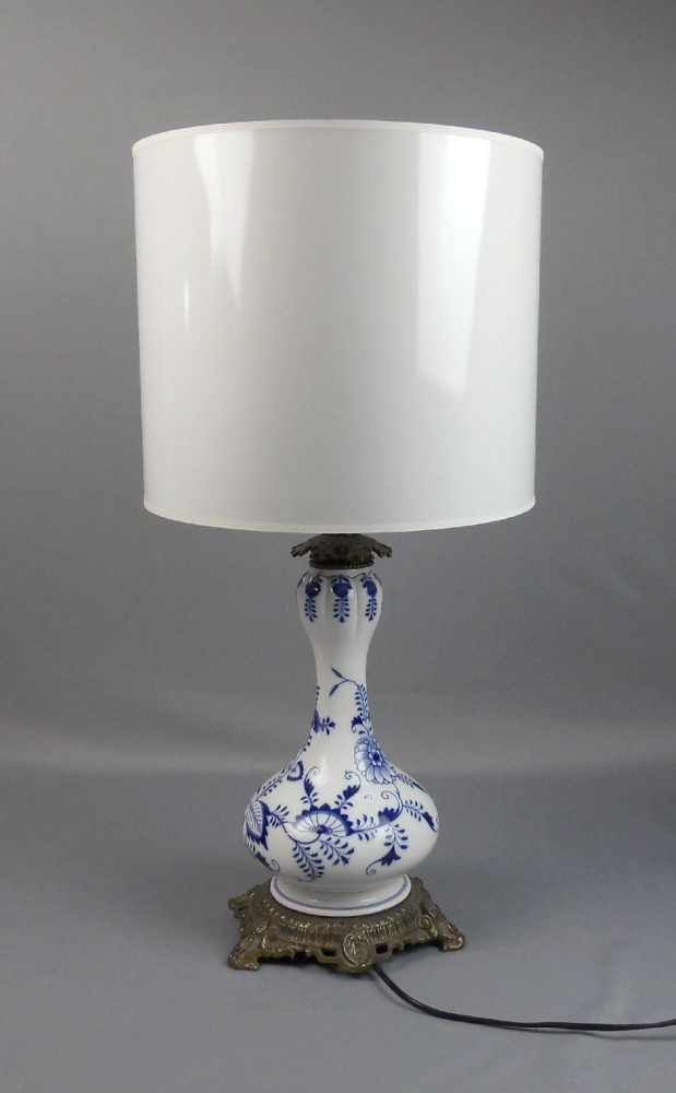 MEISSEN LAMPE / TISCHLAMPE mit Vasenfuß und Metallmonturen. Meissen-Vase in Kalebassenform als