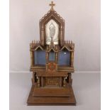 HAUSALTAR / MINIATUR - ALTAR, Holz, geschnitzt, gedrechselt und lasiert, um 1880. Neugotischer