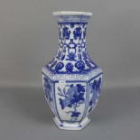 VASE, Porzellan, China, 2. Hälfte 20. Jh., ungemarkt. Hexagonale Balusterform, blaue Staffage mit