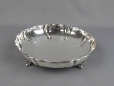 SCHALE / silver bowl, 835er Silber (497 g). Flach gemuldete Form mit geschweift-godronierter Wandung