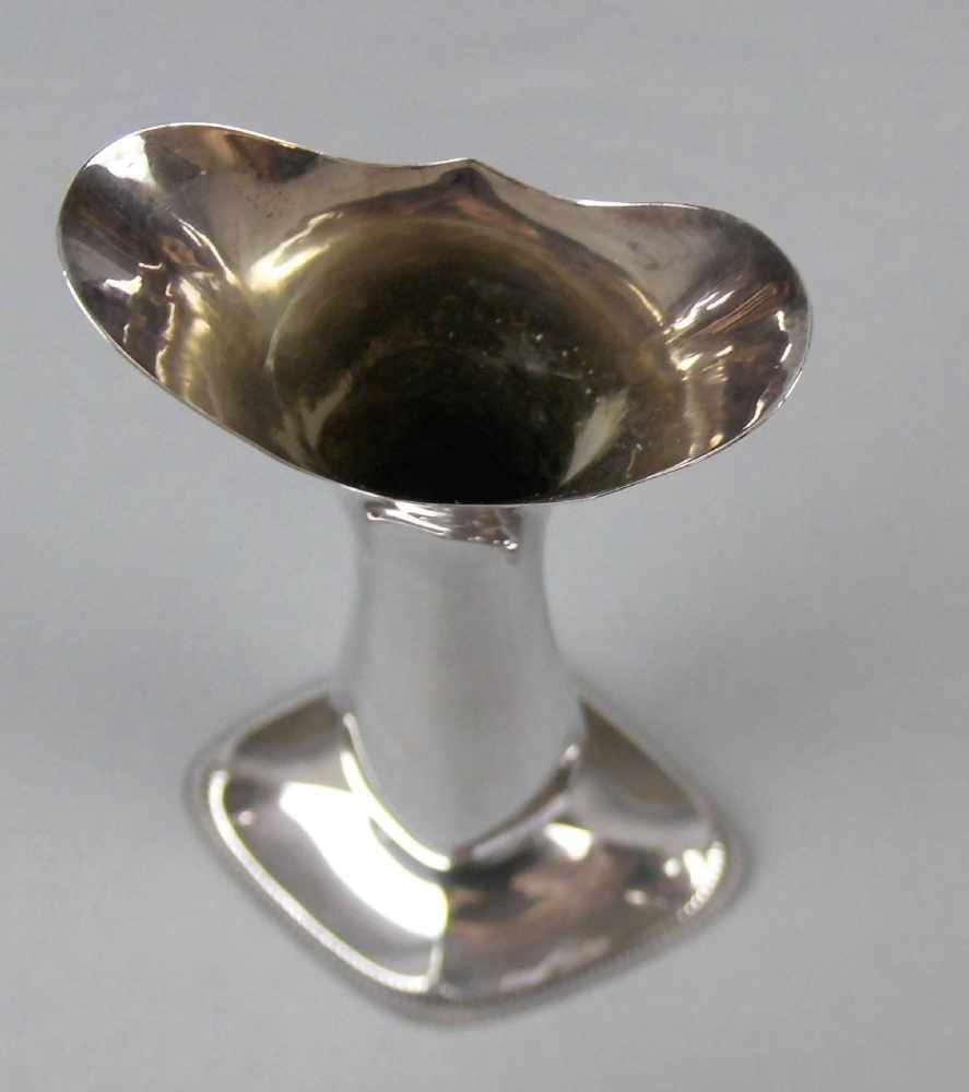 Vase, 830er Silber (mit beschwertem Fuß 212 g). Gebauchte und polygonal gebrochene Form mit - Image 3 of 4