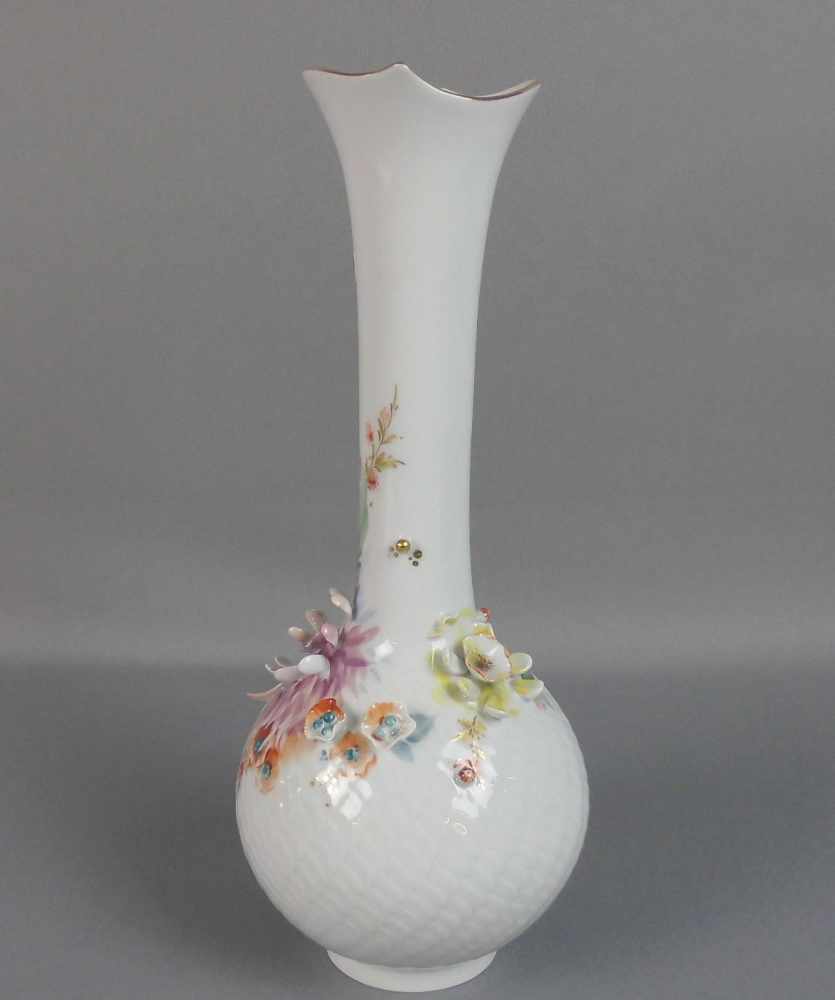 "WELLENSPIEL RELIEF" - VASE mit plastischem Blütenbesatz, Porzellan, Manufaktur Meissen, - Image 2 of 4