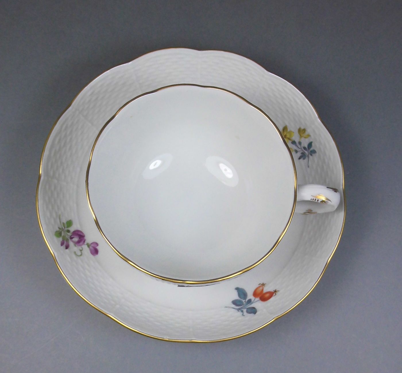 TASSE UND UNTERTASSE MIT FRUCHT- UND BLÜTENMOTIVEN, Porzellan, Manufaktur Meissen, - Image 2 of 7