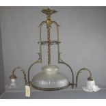 JUGENDSTIL - LAMPE, um 1910, dreiflammig. Bronze, Glas und Monturen. Durchbrochen gearbeitete