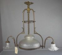 JUGENDSTIL - LAMPE, um 1910, dreiflammig. Bronze, Glas und Monturen. Durchbrochen gearbeitete