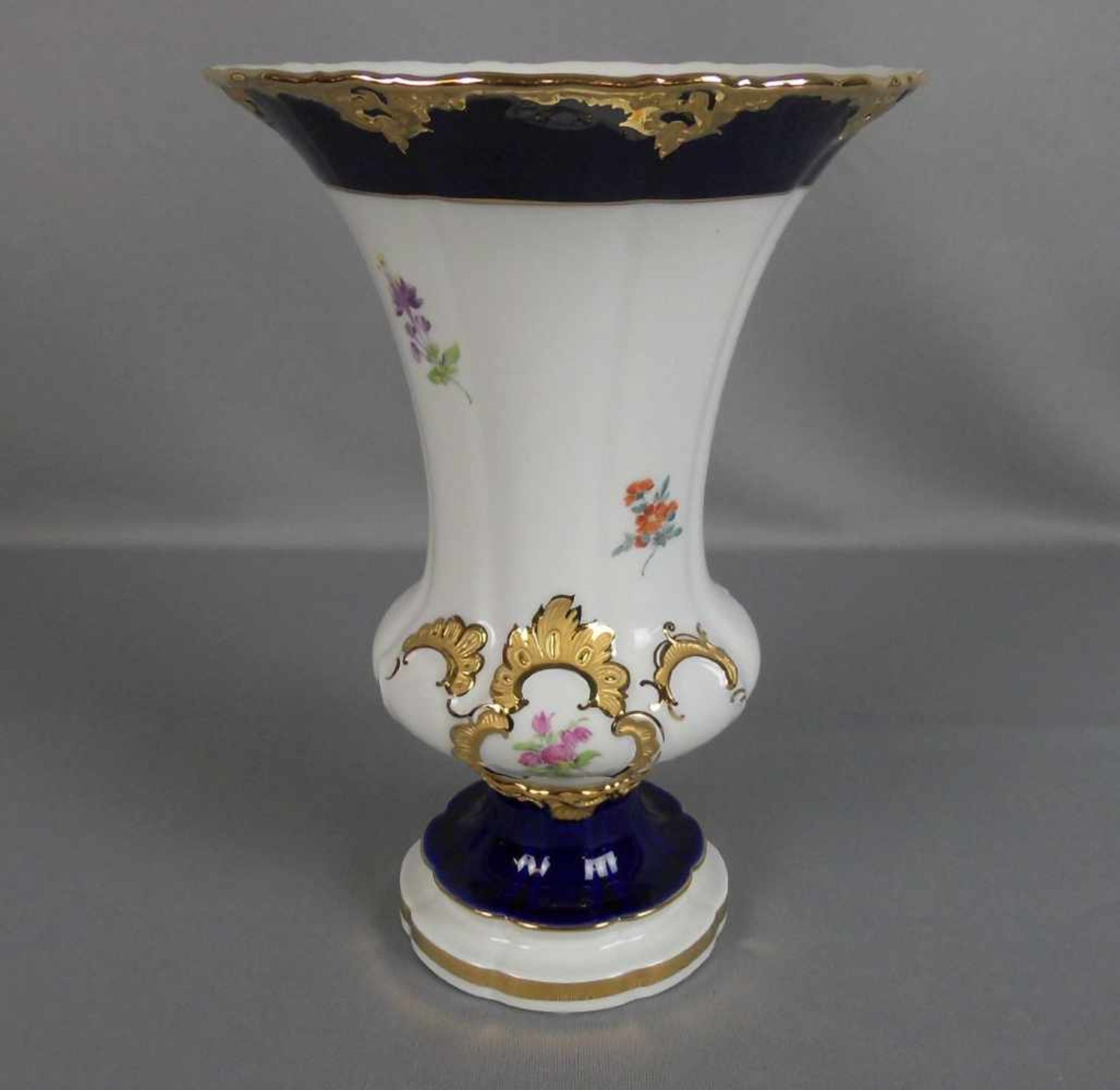 MEISSEN PRUNK - VASE, Porzellan, unterglasurblaue Schwertermarke, Marke seit 1934 (1. Wahl) sowie - Bild 2 aus 4