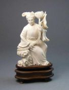 OKIMONO / ELFENBEINFIGUR: "Frau mit Blumen", Japan, Elfenbein, fein und detailreich geschnitzt,