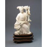 OKIMONO / ELFENBEINFIGUR: "Frau mit Blumen", Japan, Elfenbein, fein und detailreich geschnitzt,