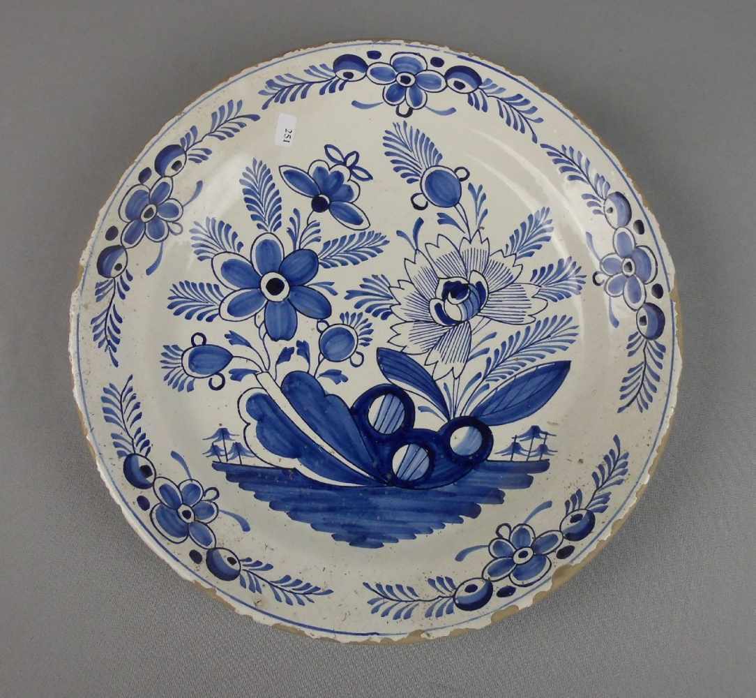 GROSSER TELLER / big delftware plate, Delfter Fayence / Keramik, ungemarkt, staffiert mit