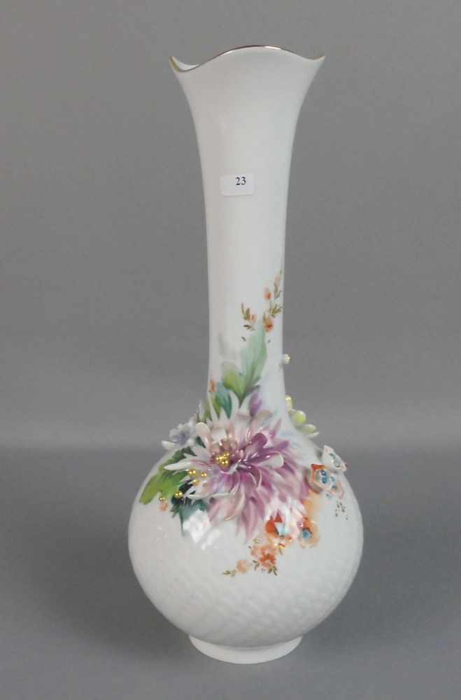 "WELLENSPIEL RELIEF" - VASE mit plastischem Blütenbesatz, Porzellan, Manufaktur Meissen,