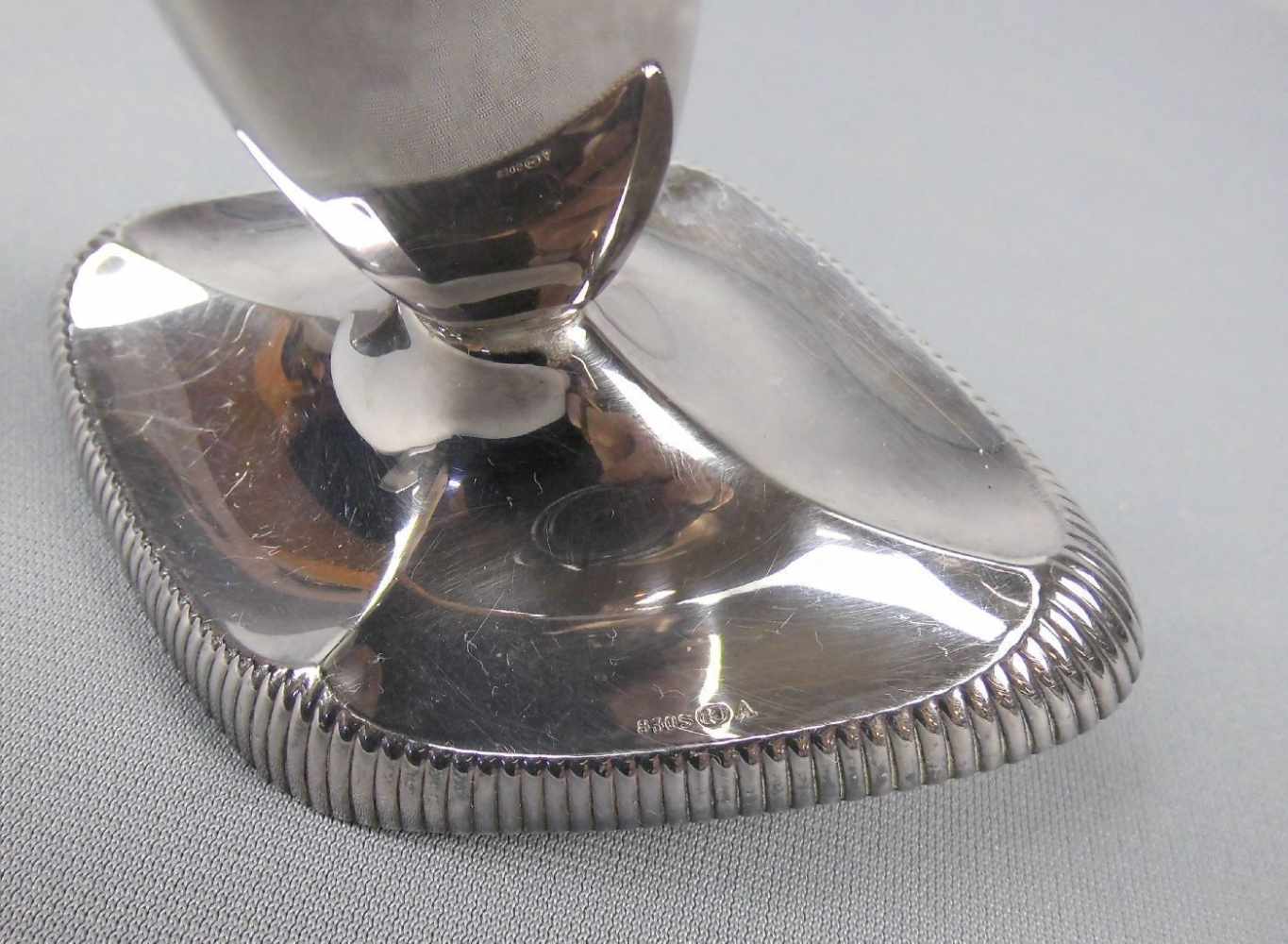 Vase, 830er Silber (mit beschwertem Fuß 212 g). Gebauchte und polygonal gebrochene Form mit - Image 2 of 4
