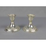 PAAR KERZENLEUCHTER / KERZENSTÄNDER / TISCHLEUCHTER / pair of silver candlesticks, wohl 1. H. 20.