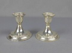 PAAR KERZENLEUCHTER / KERZENSTÄNDER / TISCHLEUCHTER / pair of silver candlesticks, wohl 1. H. 20.