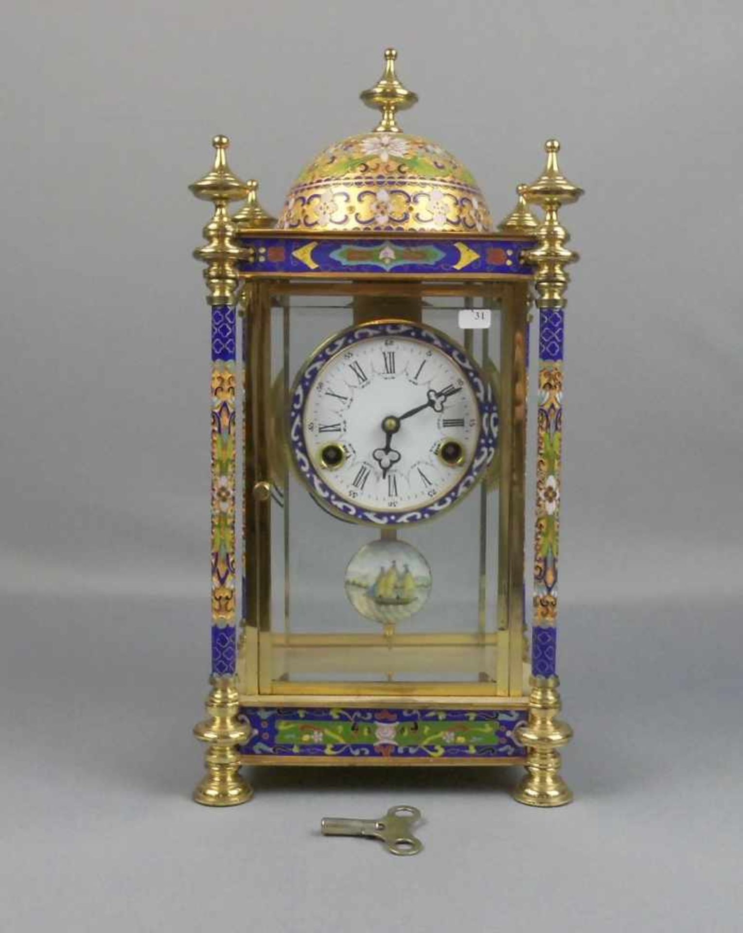 CLOISONNÉ - UHR, Bronze - Gelbguss, 20. Jh.; von vier Rundpfeilern getragenes und vierseitig