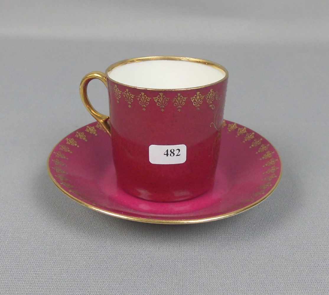 BIEDERMEIER TASSE / cup, 19. Jh., Porzellan, ungemarkt. Roter Fond mit Goldakzentuierungen und - Image 3 of 4