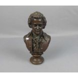 SKULPTUR: "Mozart", Büste des Komponisten aus dünnwandigem Bronzeguss mit Gipsfüllung, dunkelbraun