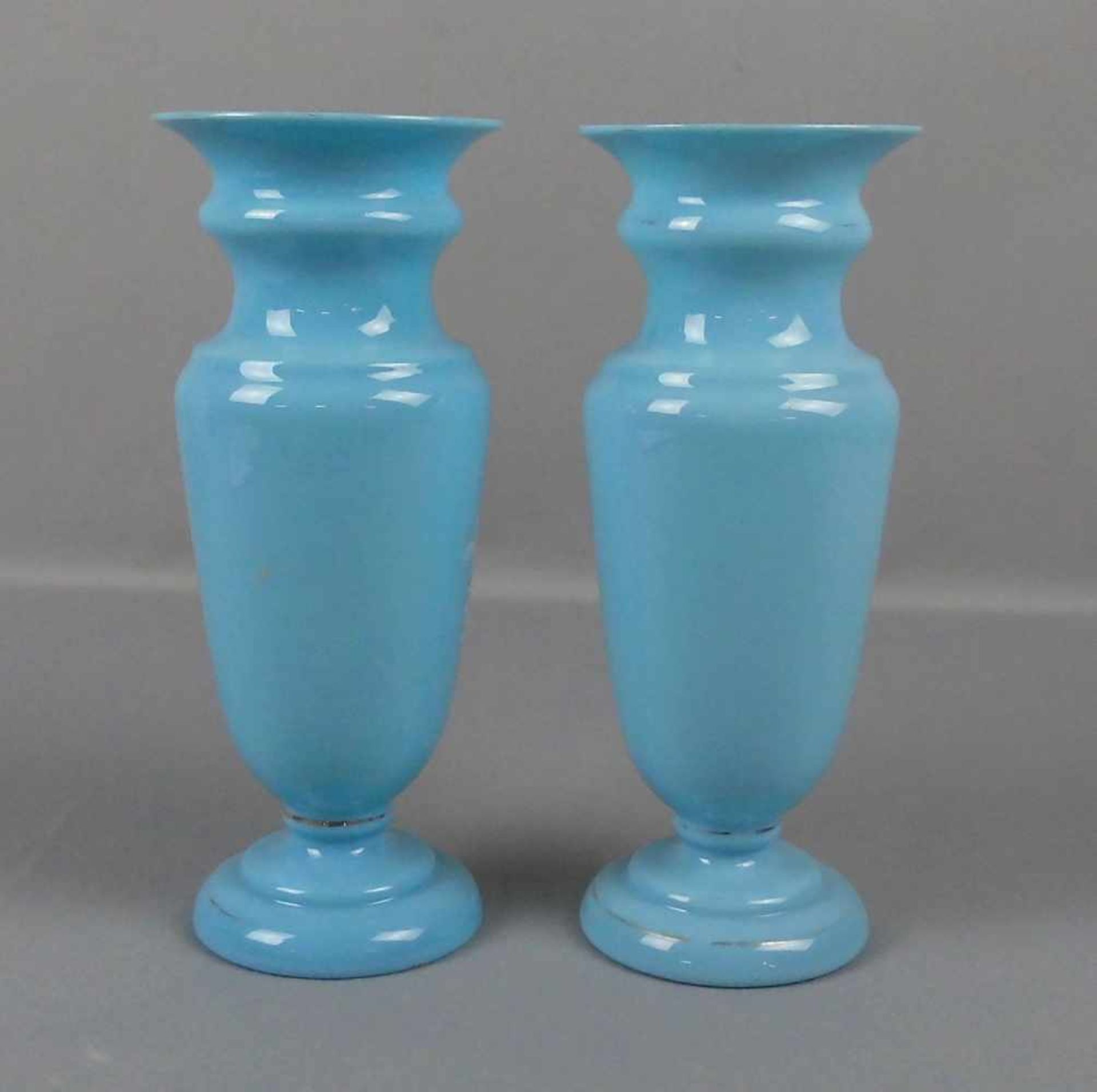 PAAR BIEDERMEIER - VASEN, hellblaues opakes Glas mit Kaltmalerei und Goldauflage. Balusterform mit - Bild 4 aus 4