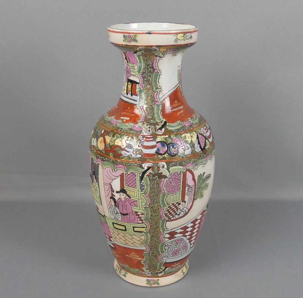 VASE, Porzellan, China, Mitte 20 Jh., unter dem Stand gemarkt. Runde Mündung mit eingezogenem - Image 2 of 3