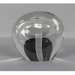 PAPERWEIGHT, unter dem Stand signiert, Manufaktur "Caithness Scotland" und betitelt "Balloon".