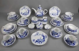 KAFFEE- UND TEESERVICE / coffee and tea set, Porzellan, Manufaktur Meissen, unterglasurblaue