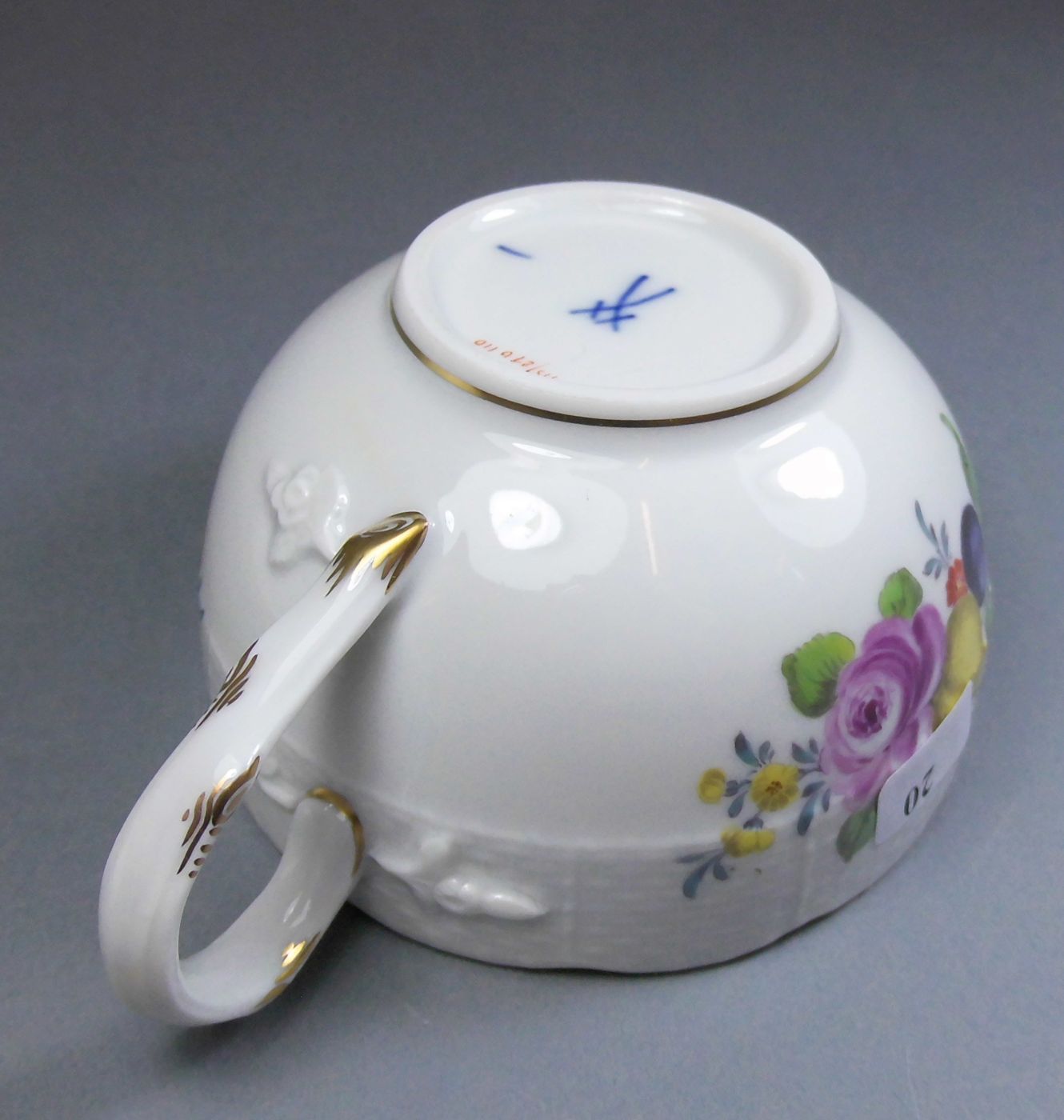 TASSE UND UNTERTASSE MIT FRUCHT- UND BLÜTENMOTIVEN, Porzellan, Manufaktur Meissen, - Image 6 of 7