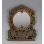 KLEINER WANDSPIEGEL, Mitte 20. Jh.; ovaler Spiegel in geschnitztem, figürlichen Durchbruchrahmen.