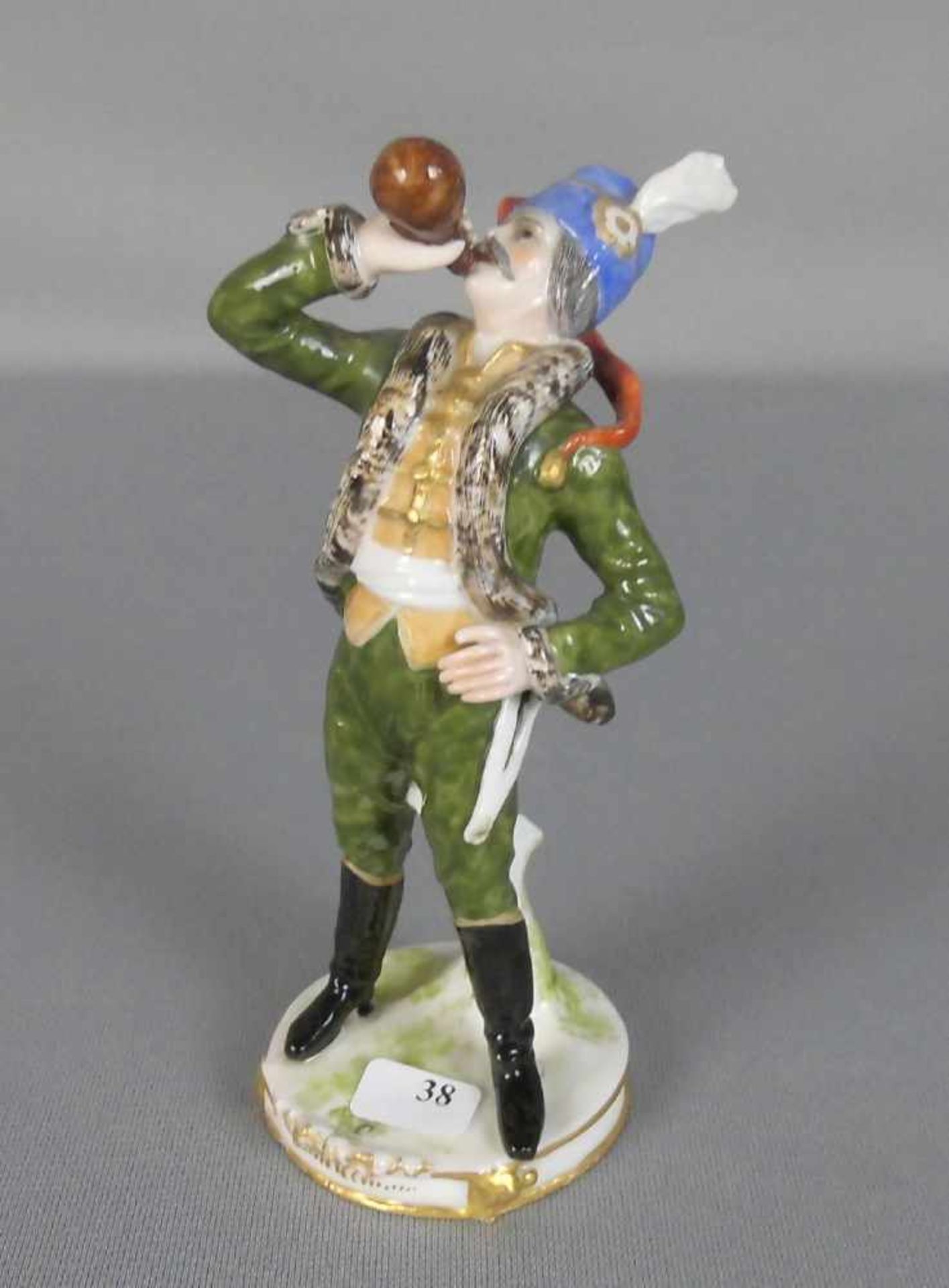 PORZELLANFIGUR: "Trinkender Soldat", gemarkt in der Art der Manufaktur Frankenthal - Kurfürst Karl