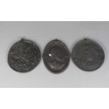 3 RELIEFPLAKETTEN mit Männerbildnissen, davon zweimal Gusseisen im Tondo (D. 24 und 25 cm) und