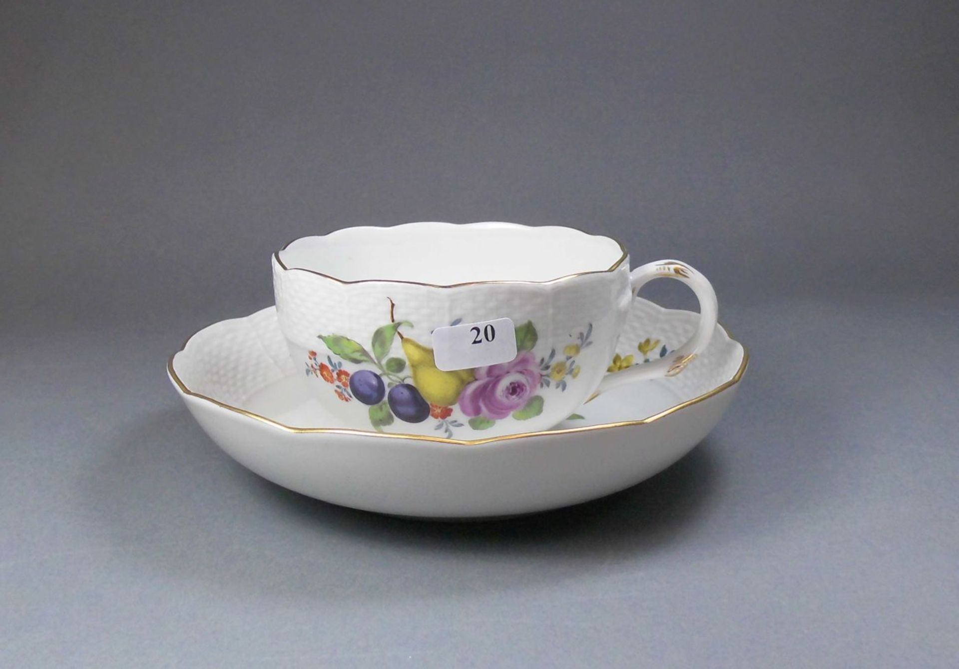 TASSE UND UNTERTASSE MIT FRUCHT- UND BLÜTENMOTIVEN, Porzellan, Manufaktur Meissen,