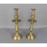 PAAR GROSSER SCHEIBENLEUCHTER / pair of candlesticks, Bronze - Gelbguss, um 1900, gearbeitet nach