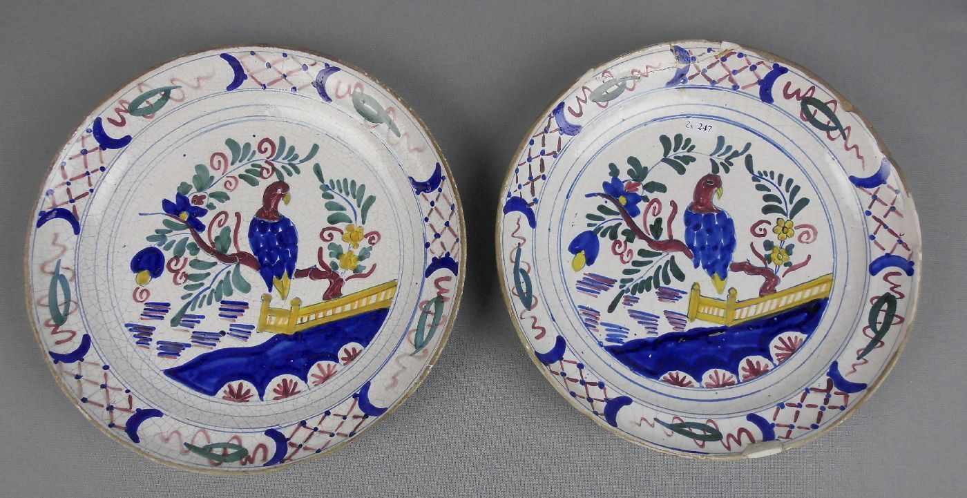 PAAR DELFTER TELLER / Wandteller / pair of plates, Holland, Delfter Fayence / Keramik, polychrom