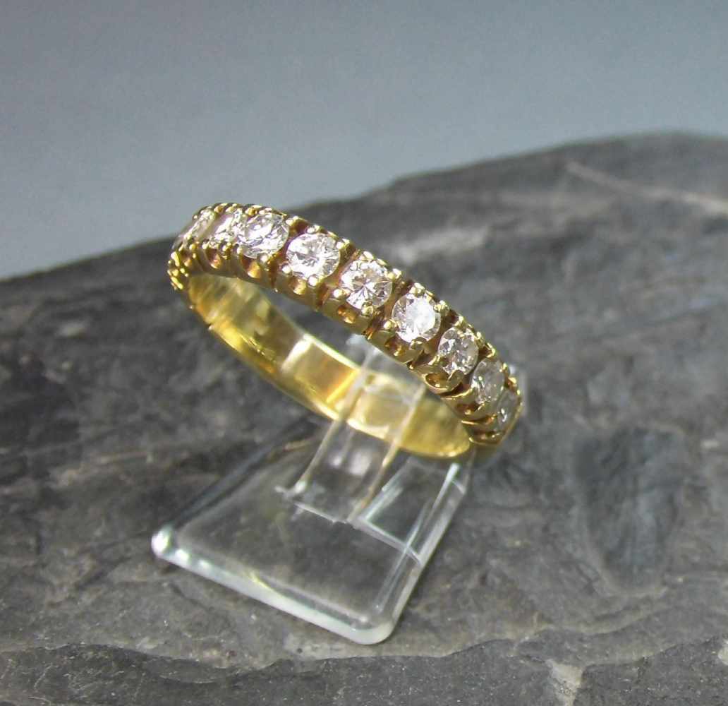 HALB - MEMORY - RING, 585er Gelbgold (4,3 g), besetzt mit 12 Brillanten von je 0,05 ct.; Ring-Gr.