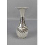 VASE, 900er Silber (106,4 g), gepunzt mit Feingehaltsangabe und unleserlicher Punze. Gebauchte