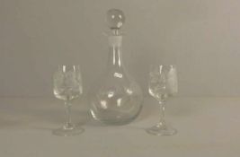 KARAFFE UND 2 GLÄSER / carafe and two glasses, Bleikristall mit geätztem Dekor: Eulen auf einem Ast.