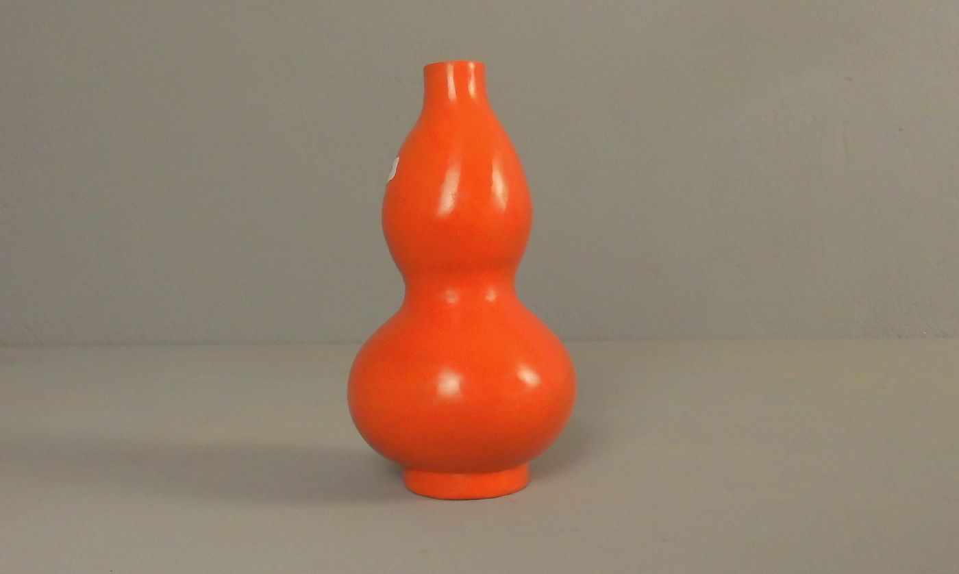 CHINESISCHE VASE, oranges / korallerotes dickwandiges Glas. Kalebassenform auf Standring, unter - Image 2 of 4