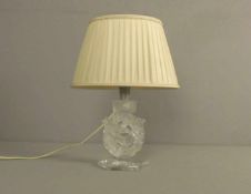 LALIQUE - TISCHLAMPE "MÉSANGES" / lalique table lamp, Kristallglas, 2. H. 20. Jh., partiell
