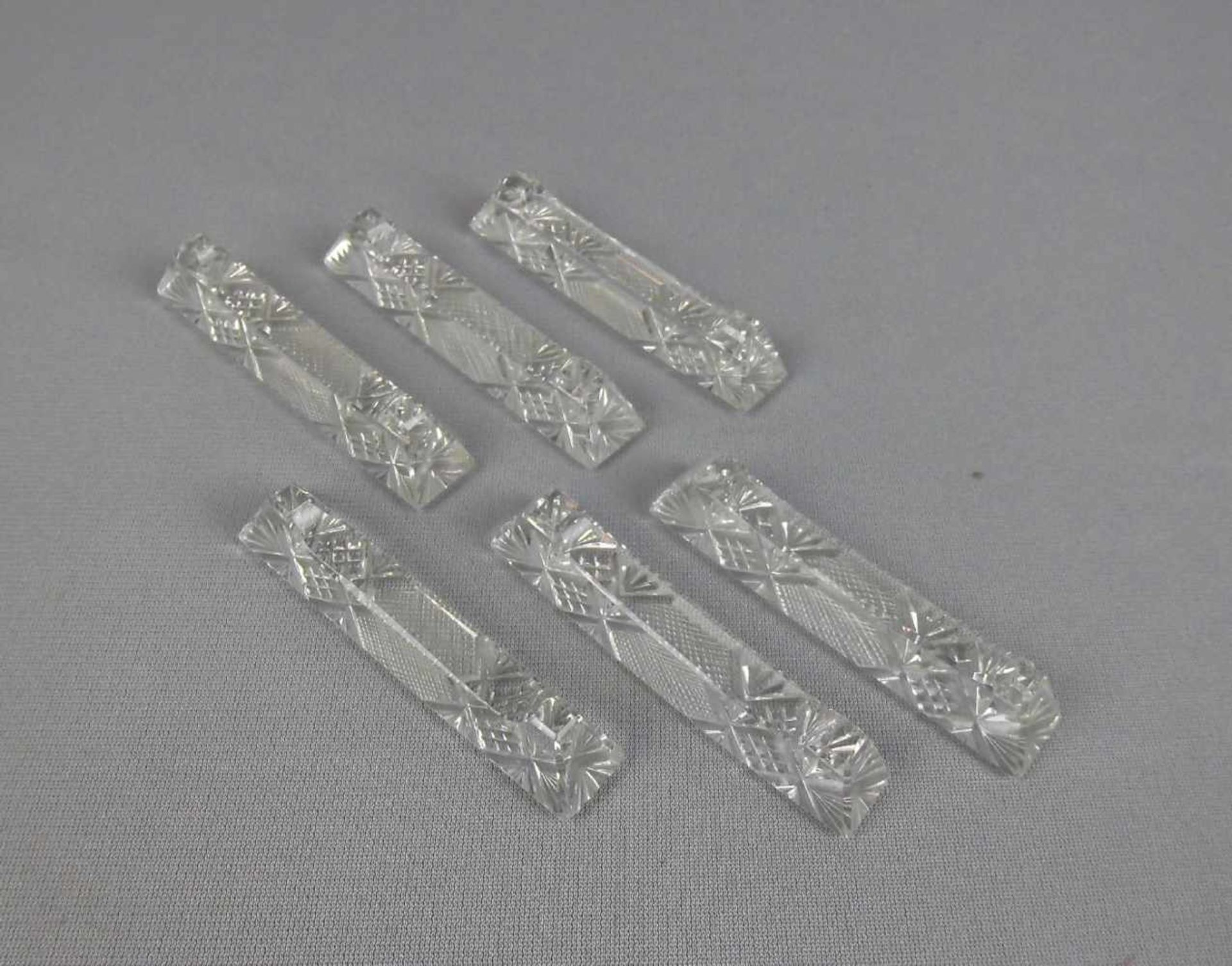 6 ART DÉCO - MESSERBÄNKCHEN / knife rests, Kristallglas mit Schliffdekor, um 1920. Trapezförmiger