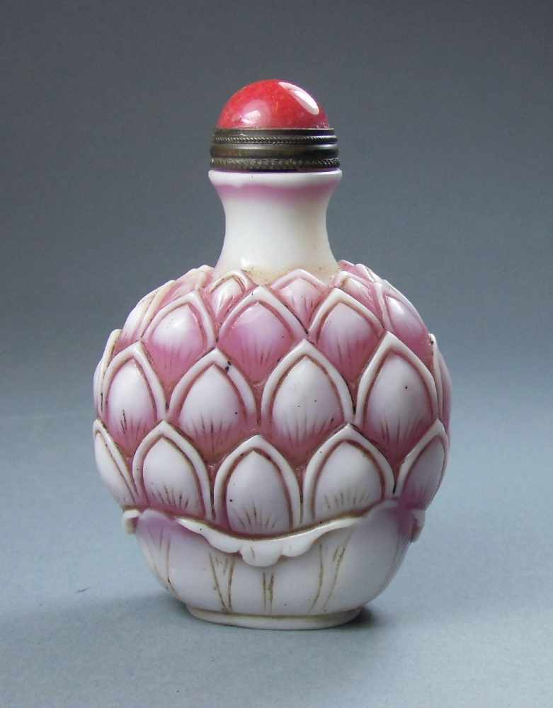 PEKINGGLAS SNUFF BOTTLE / SCHNUPFTABAK-BEHÄLTER / TABAK-GEFÄSS mit Lotusblütendekor. Pekingglas,