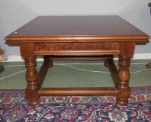 COUCHTISCH / BEISTELLTISCH / coffee table, 2. H. 20. Jh., mahagonifarbenes Holz. Quadratischer