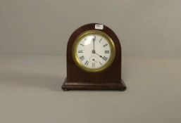TISCHUHR mit Weckfunktion / table clock, England, 1. Hälfte 20 Jh.; Mahagnonigehäuse im