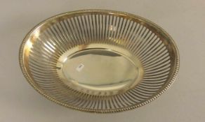KORBSCHALE / BROTKORB / bowl, versilbertes Metall / plated. Ovale Schale mit durchbrochener