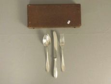 BSF SPEISEBESTECK / cutlery in a box, 1. H. 20. Jh., deutsch / Halbmond und Krone, 800er Silber (