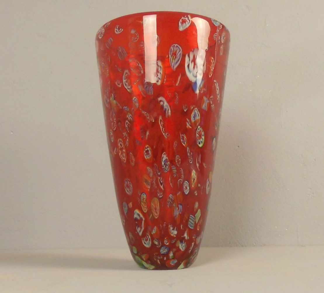 MURANO GLASVASE "MILLE FIORI", rotes Glas mit Blaseneinschlüssen und eingeschmolzenen Blütenmotiven. - Image 2 of 3