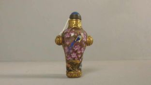 PRÄCHTIGE SNUFF BOTTLE / SCHNUPFTABAK-BEHÄLTER / TABAK-GEFÄSS AUS PEKING - GLAS, unter dem Stand