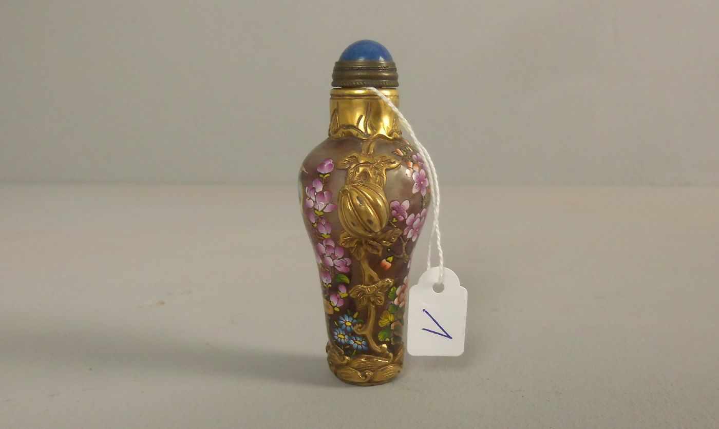 PRÄCHTIGE SNUFF BOTTLE / SCHNUPFTABAK-BEHÄLTER / TABAK-GEFÄSS AUS PEKING - GLAS, unter dem Stand - Image 2 of 4