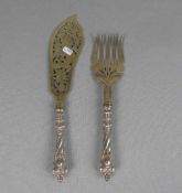 FISCHEBESTECK / VORLEGEBESTECK/ fish serving cutlery, 800er Silber, um 1900, Griff gem. mit