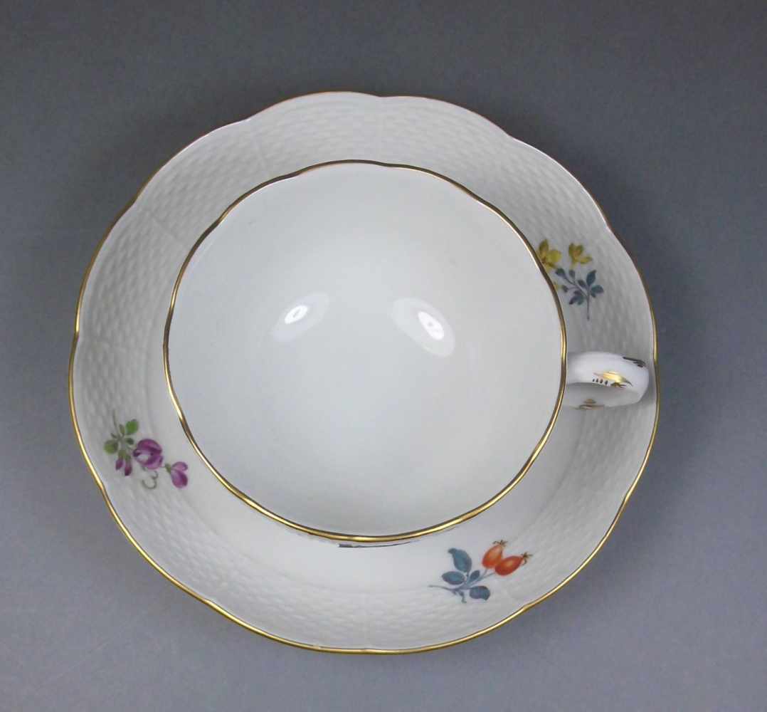 TASSE UND UNTERTASSE MIT FRUCHT- UND BLÜTENMOTIVEN, Porzellan, Manufaktur Meissen, - Image 2 of 6